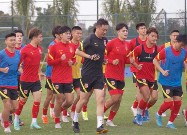 叶辰能够感知出来，此时的楼梯口走下来三个人。